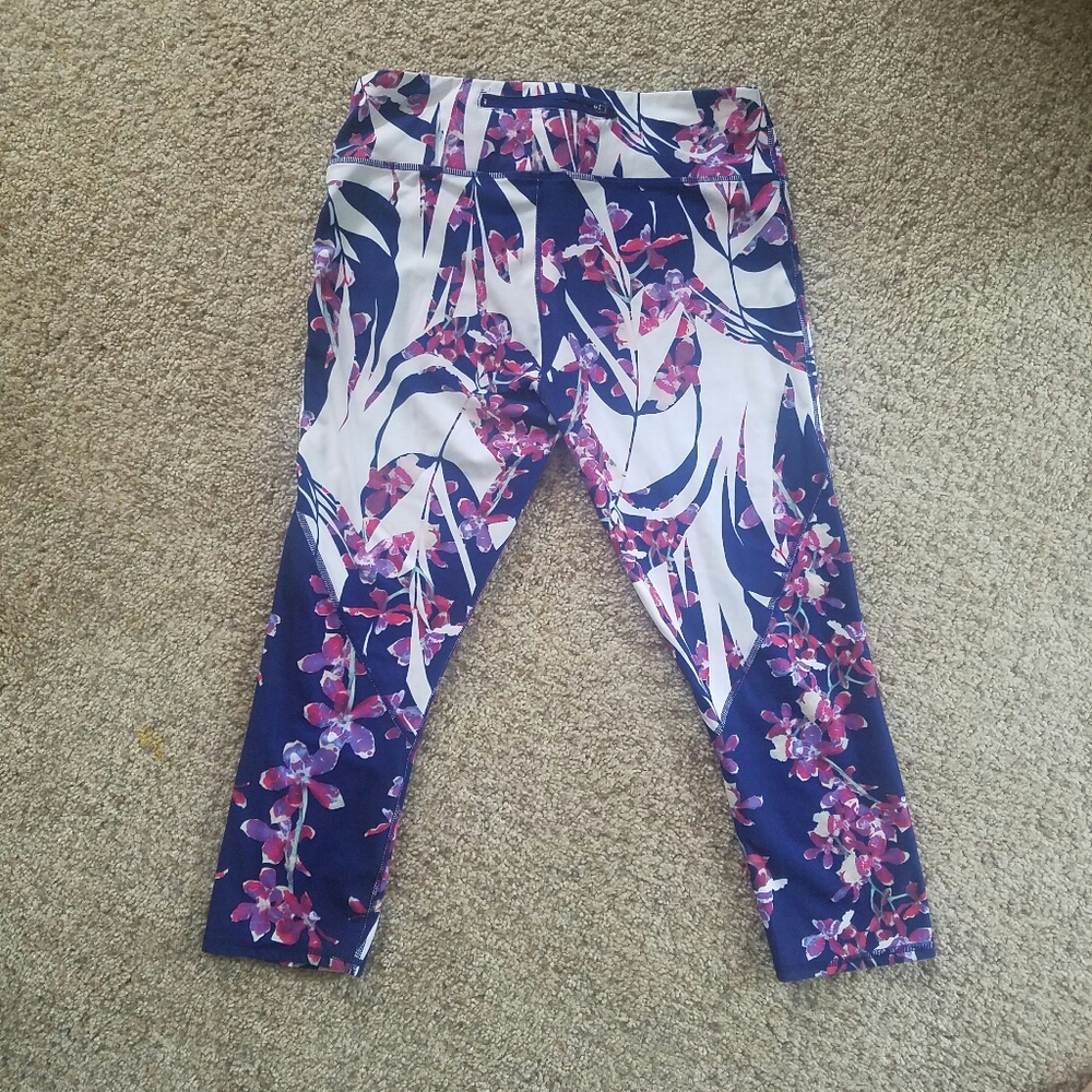 2/ $25 💗 Fabletics Compression Capris - Picture 6 of 7